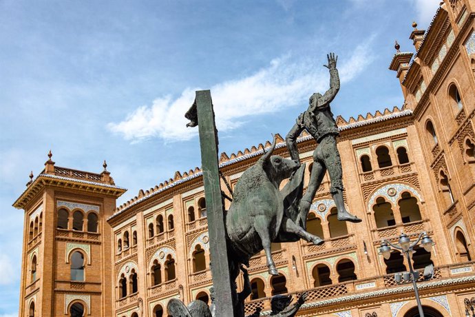 Escultura del torero bordelés José Cubero "Yiyo" del escultor Luis Sanguino frente a la fachada de la plaza de toros de Las Ventas de Madrid, a 7 de marzo de 2023, en Madrid (España). La plaza de toros de Las Ventas es el mayor coso taurino de España. C