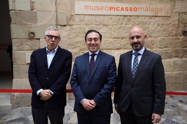 El ministro de Asuntos Exteriores, Unión Europea y Cooperación, José Manuel Albares posa en la entrada del Museo Picasso Málaga.