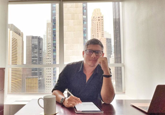 Cristian Larrosa en la firma de acuerdos en Nueva York.