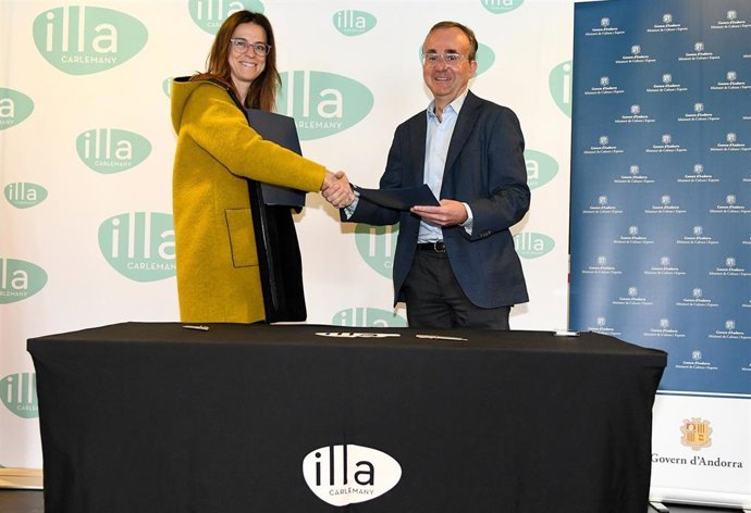 Sílvia Riva y Josep Segura después de firmar el acuerdo