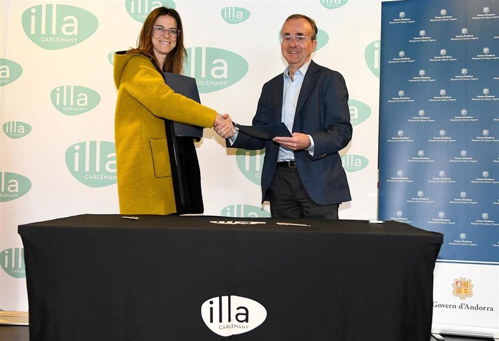Sílvia Riva y Josep Segura después de firmar el acuerdo