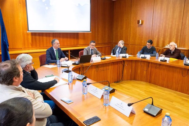El conselleiro do Medio Rural, José González, preside la reunión del Observatorio do Sector Lácteo de Galicia. Salón de plenos del Consello Económico e Social de Galicia.