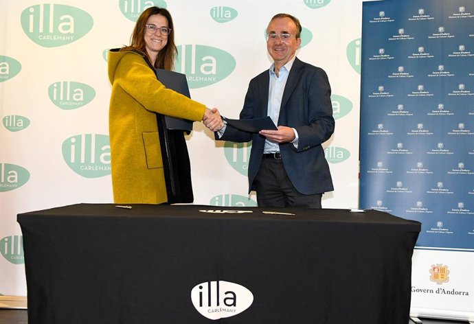 Sílvia Riva i Josep Segura després de signar l'acord