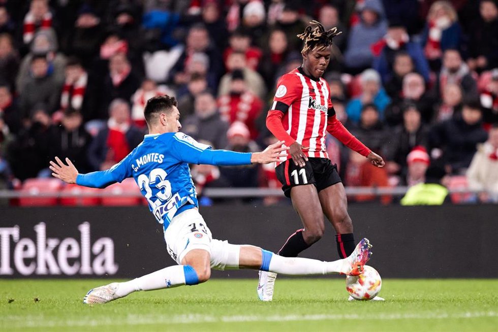 Archivo - César Montes se lanza a cortar un balón ante Nico Williams en el Athletic Club-Espanyol de la Copa del Rey 2022-2023