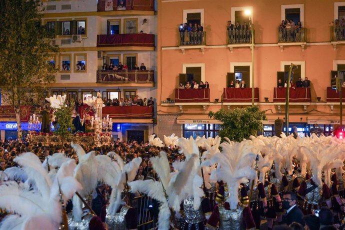 Archivo - Salida de su templo del paso de 'La Sentencia' de la Hermandad de la Macarena en la 'Magrugá' de la Semana Santa a 15 de abril del 2022 en Sevilla (Andalucía, España).