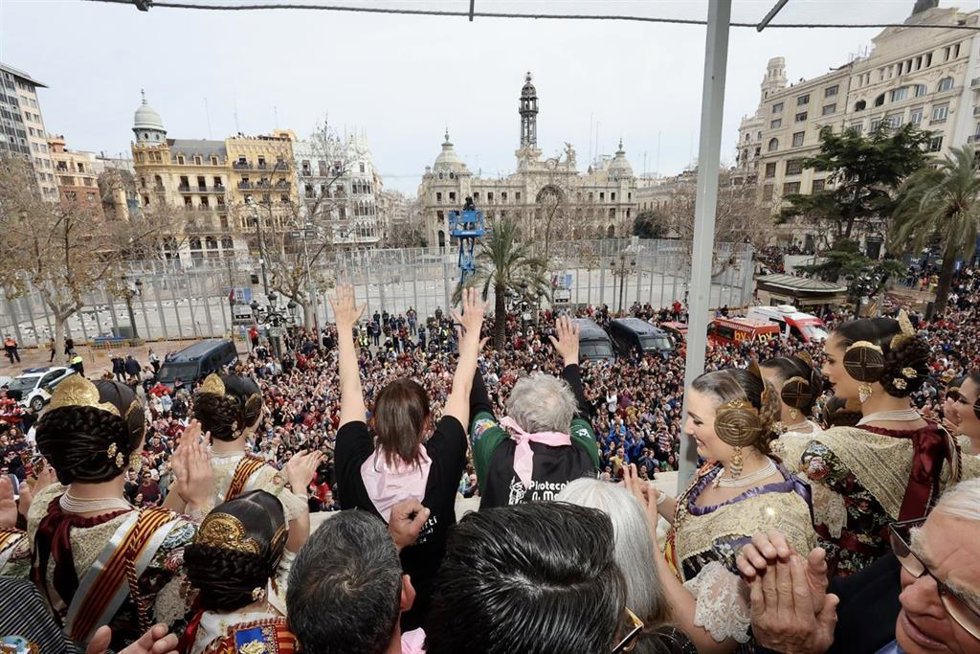 Responsables de la pirotecnia Nadal-Martí saludan desde el balcón principal del Ayuntamiento de Valncia tras disparar la novena 'másclet' de las Fallas 2023.