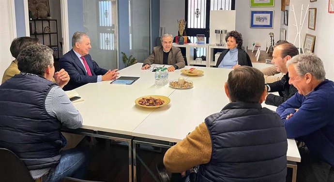 Sevilla.-Sanz promete a los hosteleros la creación de una comisión de "interlocución permanente"