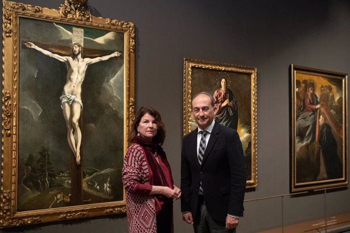 El rector de la Universidad Loyola, Gabriel Pérez Alcalá, y la directora general de la Fundación Focus Loyola, Anabel Morillo, ante el Greco 'Cristo Crucificado'.