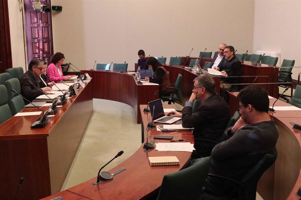 La Comisión de investigación sobre el espionaje con Pegasus, reunida este viernes en el Parlament.
