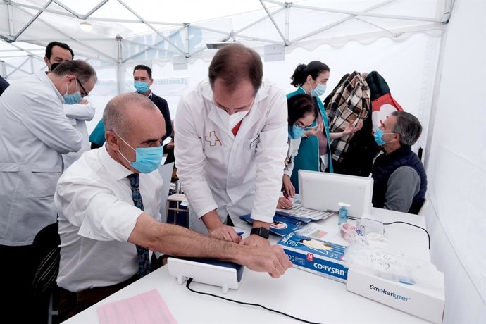 Muñoz visita la 'Carpa de la Salud' de los farmacéuticos sevillanos, instalada en la barriada de Pino Montano.