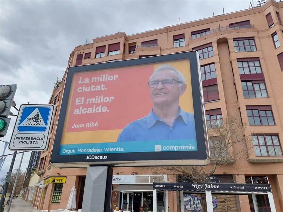 El alcalde de Valncia y candidato de Compromís a la reelección, Joan Ribó, en uno de los carteles de la precampaña para los comicios del 28M.