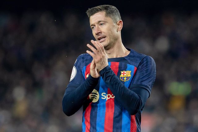 Archivo - Robert Lewandowski aplaude durante un partido del FC Barcelona