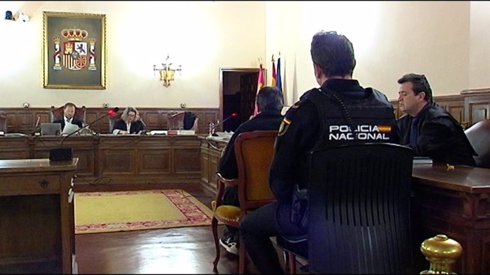 El acusado de asesinar prendiendo fuego a su madre reitera su inocencia en la vista final del juicio en Cuenca