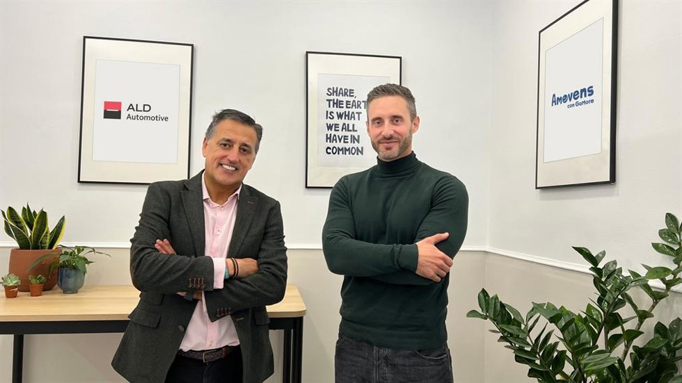Archivo - El director de Área de Distribución Indirecta y BBVA Autorenting de ALD Automotive España, Adolfo Agudo (izquierda) y el consejero delegado de Amovens, Alberto Bajjali (derecha).