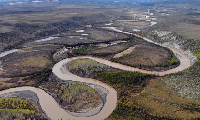 Vista panorámica del río Eagle en Yukón. El río es un afluente del río Porcupine.