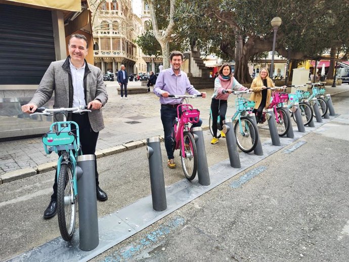 El regidor de Movilidad, Francesc Dalmau, y el concejal de Distrito Centro, Alberto Jarabo, en la visita a la nueva estación de Bicipalma en la plaza del Mercat.