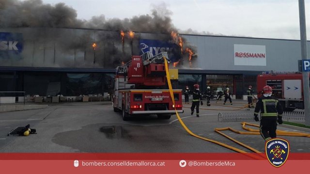 Efectivos antiincendios tratan de sofocar un incendio grave en una tienda de muebles de Manacor.
