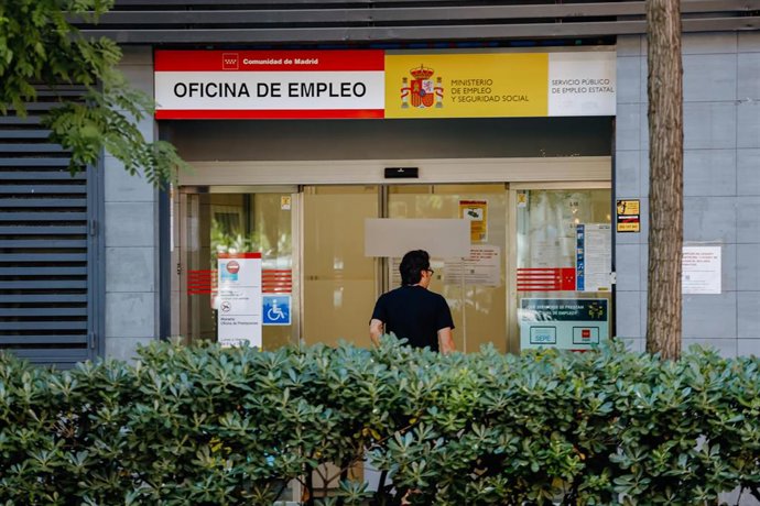 Archivo - Un hombre entra una oficina del Servicio Público de Empleo Estatal (Sepe).