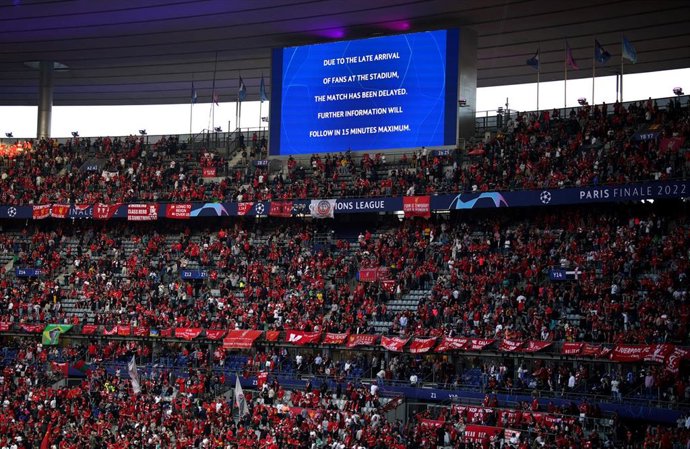 Archivo - Pantalla gigante del Stade de France anuncia un retraso en el inicio de la final de la Champions 202 entre el Liverpool FC y el Real Madrid CF.