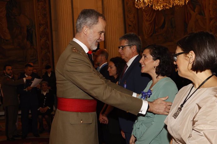 Mariana Sáenz Larrea recibe de manos del rey Felipe VI la Cruz oficial al Mérito Civil