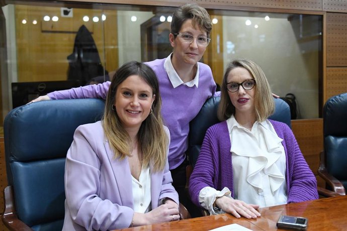 Las coportavoces de Unidas Podemos en la Asamblea de Madrid, Alejandra Jacinto, y Carolina Alonso, junto a la diputada de su partido Paloma García Villa, durante un pleno en la Asamblea de Madrid, a 9 de marzo de 2023