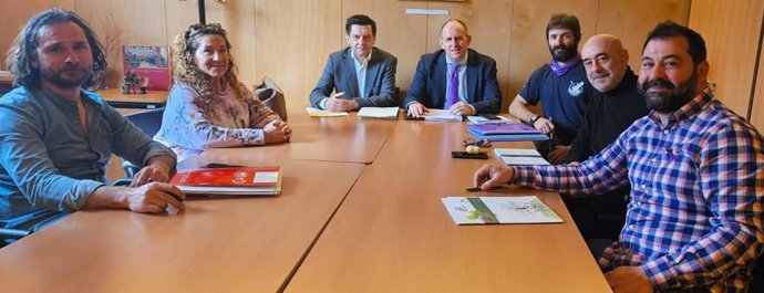 Bomberos forestales se reúnen con grupos parlamentarios para analizar la futura Ley que regula el estatuto laboral del sector.