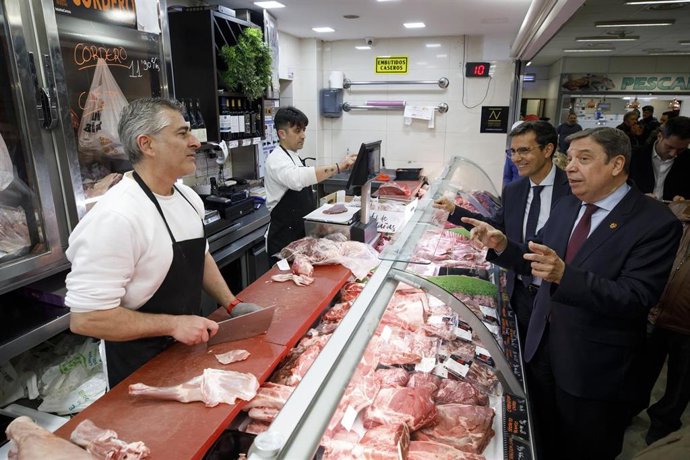 El ministro de Agricultura, Luis Planas (d), acompañado por el alcalde de Granada, Francisco Cuenca (i), durante la visita a Merca80