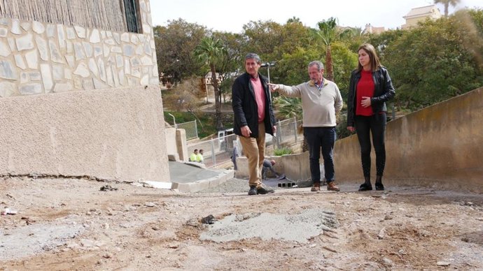 Manuel Cortés visita las obras en la calle Alarcón, en Adra (Almería)