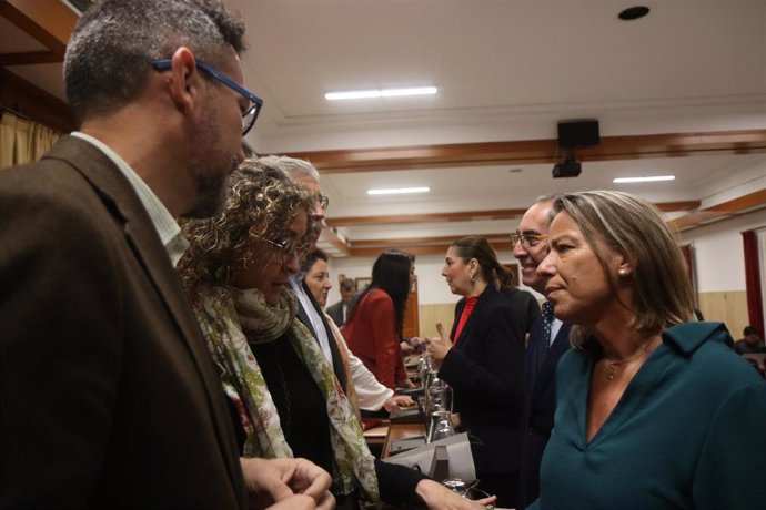 Concejales de CS, PSOE y PP conversan antes del Pleno.