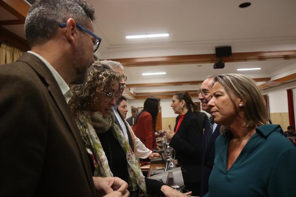 Concejales de CS, PSOE y PP conversan antes del Pleno.