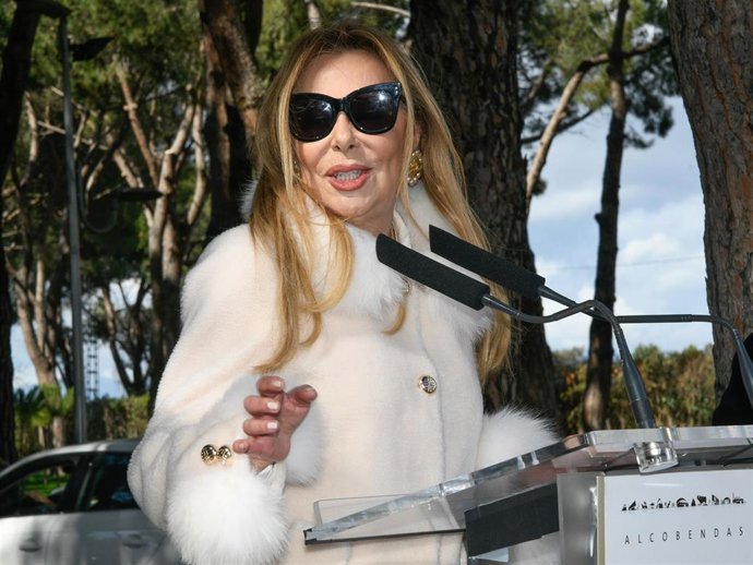 ANA OBREGÓN EN EL HOMENAJE PÚBLICO A SU PADRE, ANTONIO GARCÍA