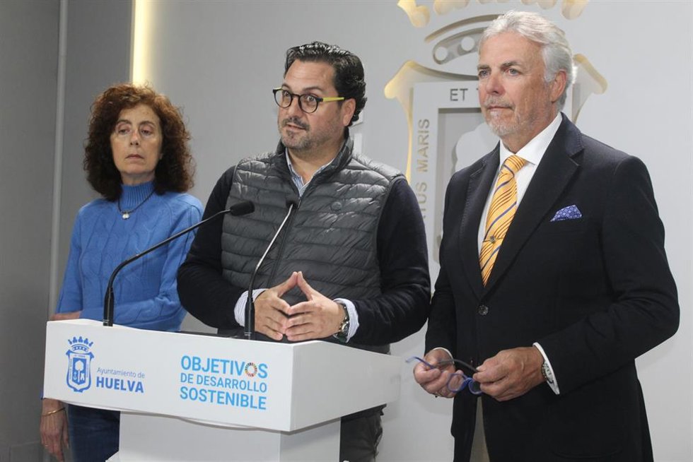 El portavoz del Grupo Popular en el Ayuntamiento de Huelva, Jaime Pérez, junto a otros miembros del PP.