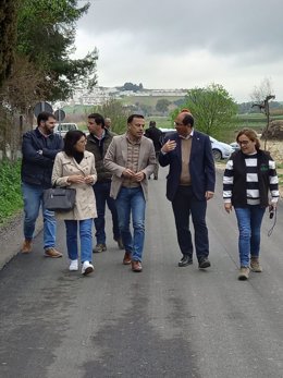 El delegado de Agricultura, Pesca, Agua y Desarrollo Rural del Gobierno andaluz en Cádiz, David Gil, visita las obras en el camino de Los Higuerones, en el término municipal de Villamartín