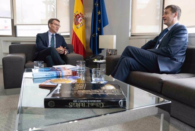 El líder del PP, Alberto Núñez Feijóo, se reúne con el embajador británico en España, Hugh Elliott.