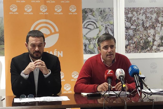 El secretario general de UPA Jaén, Cristóbal Cano, y el vicesecretario general de Organización, Elio Sánchez, durante la rueda de prensa