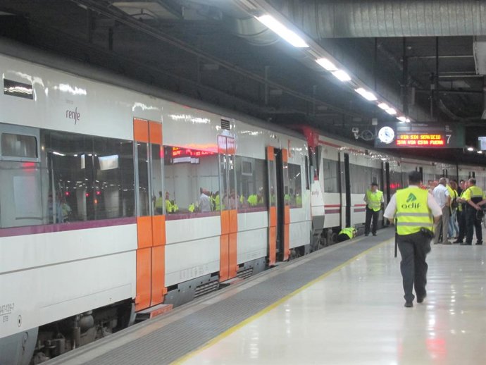 Archivo - Xoc de 2 trens de Rodalies a l'Estació de Sants