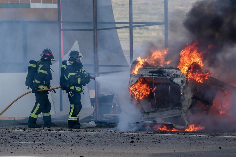 Archivo - Efectivos del Cuerpo de Bomberos de la Comunidad de Madrid participan en un Simulacro de emergencias en la Base Aérea de Cuatro Viento, a 29 de octubre de 2022, en Madrid (España). 