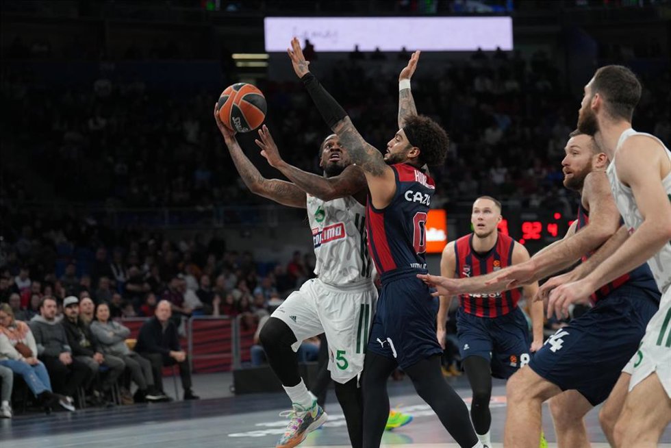 Archivo - Markus Howard defiende a Paris Lee en el Baskonia-Panathinaikos de la Euroliga 2022-2023