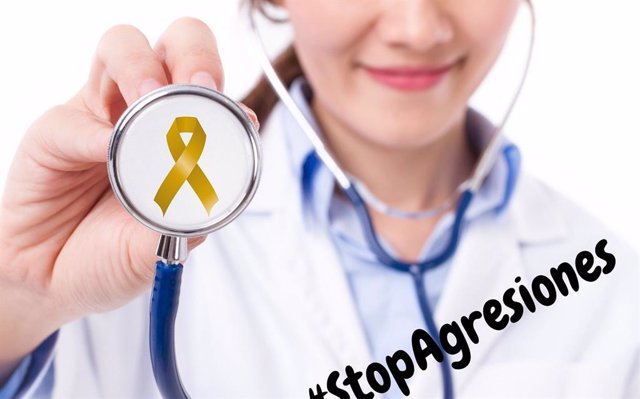 Archivo - Cartel de Stop agresiones a médicos