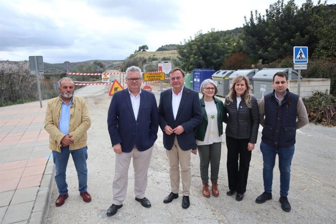 Palomares (centro) y Morales (2 izda.), en la visita a las obras de la carretera CO-6302.