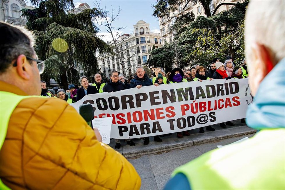 Archivo - Manifestación en defensa del sistema público de pensiones en enero de 2023.