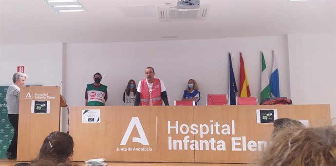El colectivo de técnicos en cuidados auxiliares de enfermería (TCAE),  ha celebrado este jueves una asamblea informativa y se ha encerrado en el salón de actos del Hospital Infanta Elena de Huelva.
