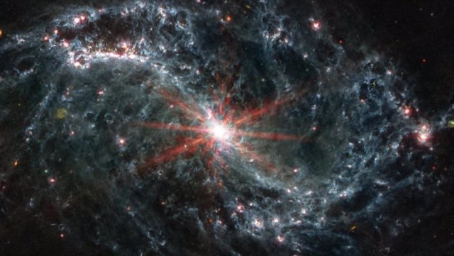 El instrumento de infrarrojo medio del telescopio Webb puede penetrar en el polvo y las nubes de gas para proporcionar información fundamental sobre cómo se forman las estrellas en las galaxias