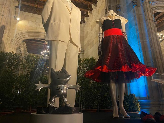 Vestuarios de las ceremonias de los Juegos Olímpicos de Barcelona de 1992, del diseñador de moda Antonio Miró, en un la entrega de la Medalla de Oro al Mérito Cívico a título póstumo este jueves en el Ayuntamiento de Barcelona.
