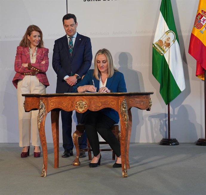 La consejera de Fomento, Articulación del Territorio y Vivienda, Marifrán Carazo, en presencia de la ministra de Transportes, Movilidad y Agenda Urbana, Raquel Sánchez, y el presidente de la Junta, Juanma Moreno, en imagen de archivo en Sevilla