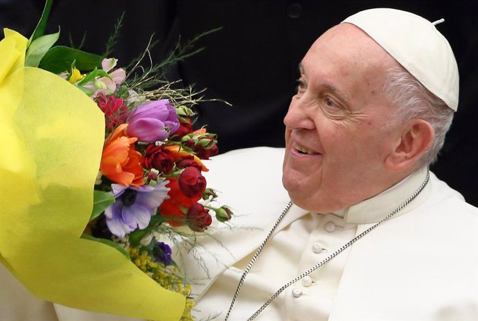 15 February 2023, Vatican, Vatican city: Pope Francis receives a bouquet during his Wednesday General Audience at Paul VI Audience Hall in the Vatican. Photo: Grzegorz Galazka/Mondadori Portfolio via ZUMA/dpa
