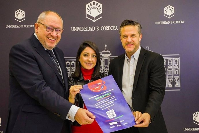 La delegada de Juventud, Cintia Bustos, con el rector de la UCO, Manuel Torralbo, y el vicerrector de Estudiantes y Cultura, Israel Muñoz.