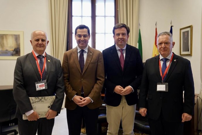 Moreno y Fernández, entre Ramírez y Millán, en el despacho del presidente de la Junta.