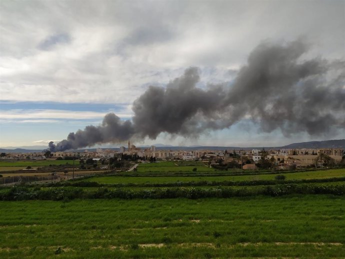 Columna de humo provocada por el incendio en una tienda de muebles de Manacor.