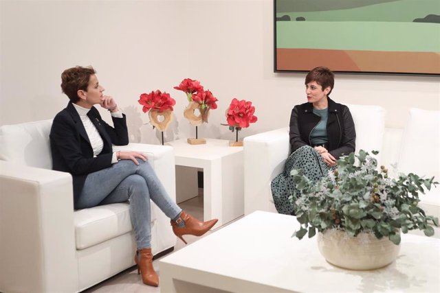 La presidenta de Navarra, María Chivite, y la ministra de Política Territorial, Isabel Rodríguez, en un momento de la reunión.